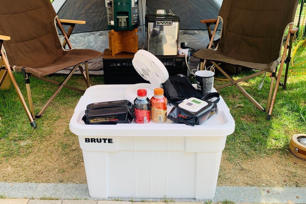 Thùng BRUTE chữ nhật sử dụng để đi camping