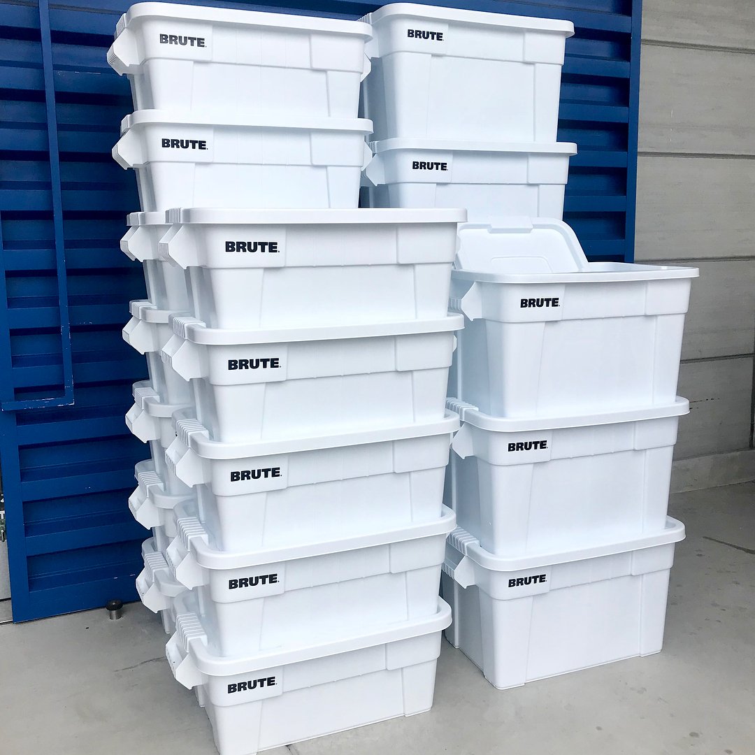 Thùng nhựa BRUTE chữ nhật dễ dàng xếp chồng khi lưu trữ